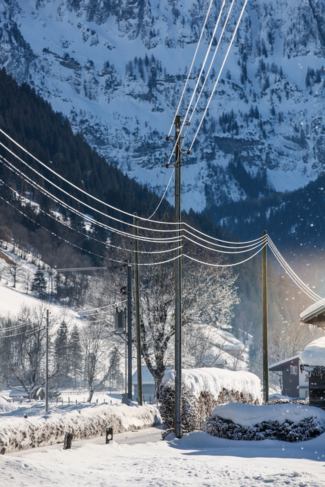 Verschneite Verteilnetzkabel im Simmental. 