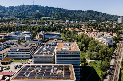 Ebenfalls beispielhaft: Der Gebäudekomplex Tic,Tric und Trac in Zürich beherbergt die grösste Solarthermieanlage der Schweiz. Swisspro Automation, eine Firma aus dem Netzwerk der BKW, hat sie gebaut.